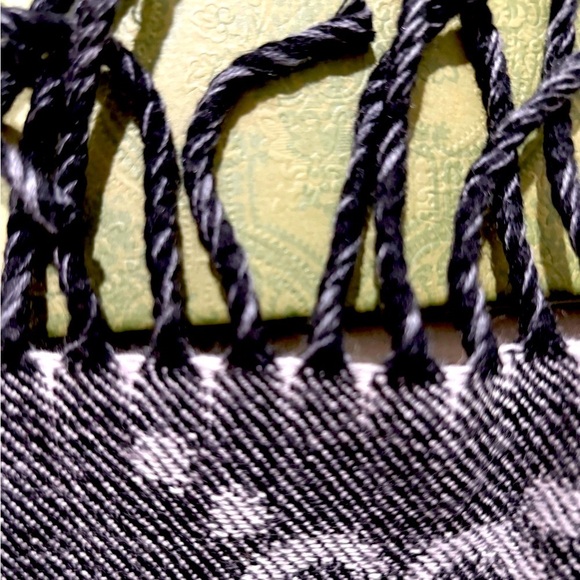 GUCCI Scarf! NEW! GG Pattern in REVERSABLE colors, the size is 34 x 194cm. - Picture 10 of 10